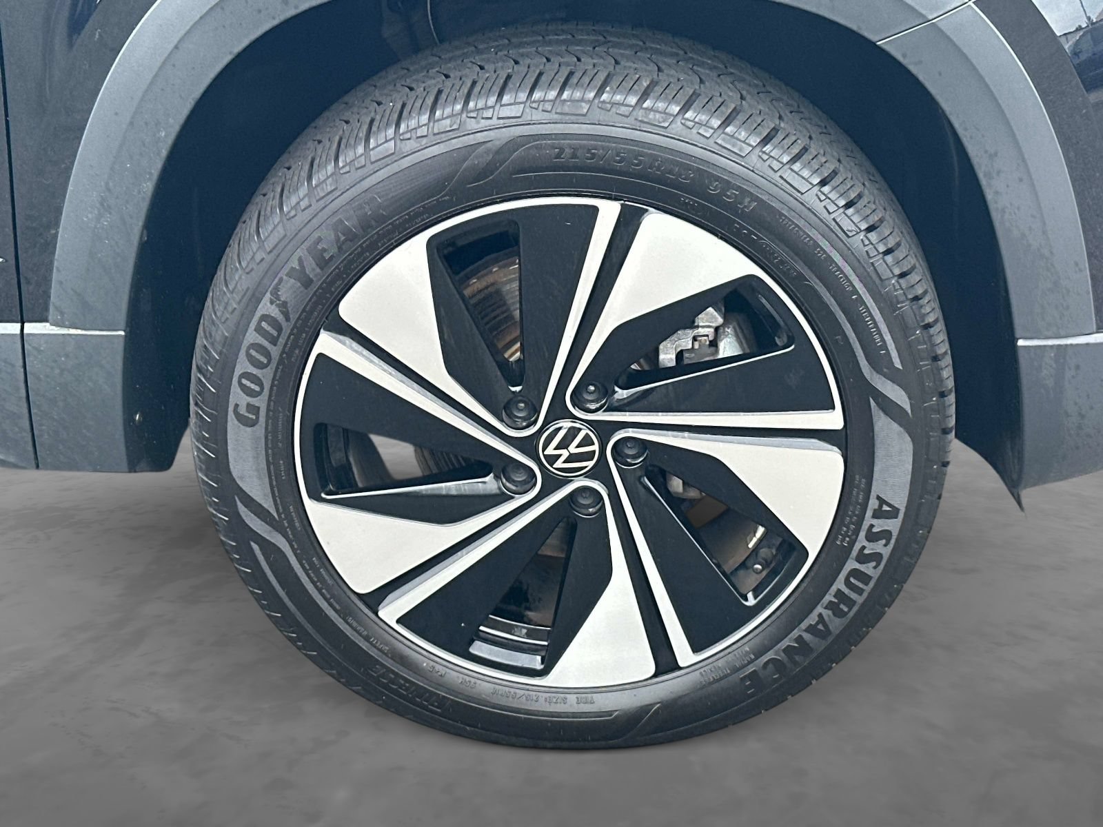 Certified 2025 Volkswagen Taos SE AWD/4WD image 7
