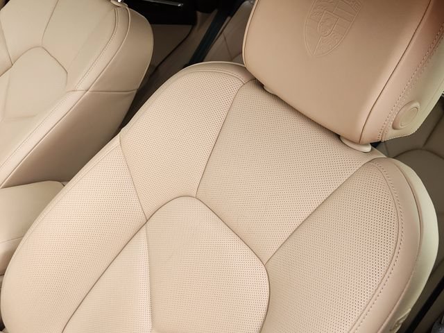 Used 2025 Porsche Macan AWD/4WD image 24