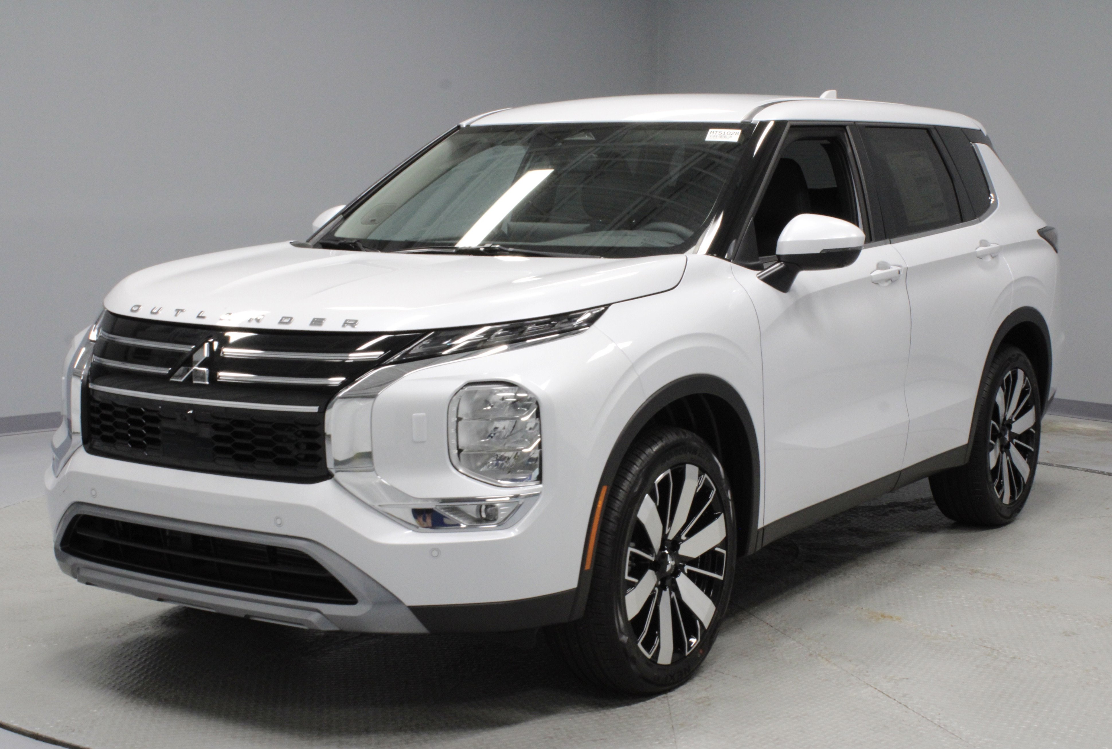 New 2025 Mitsubishi Outlander SE image 4