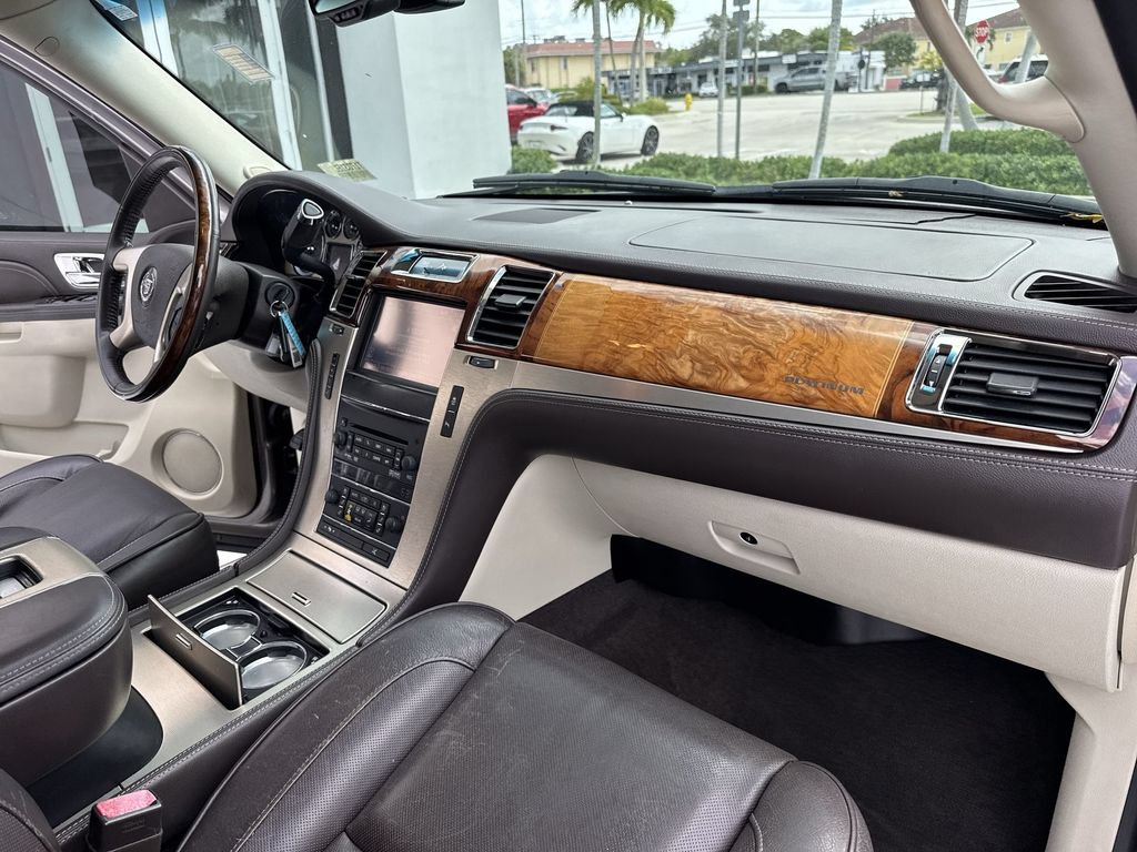 Used 2013 Cadillac Escalade Platinum RWD image 32