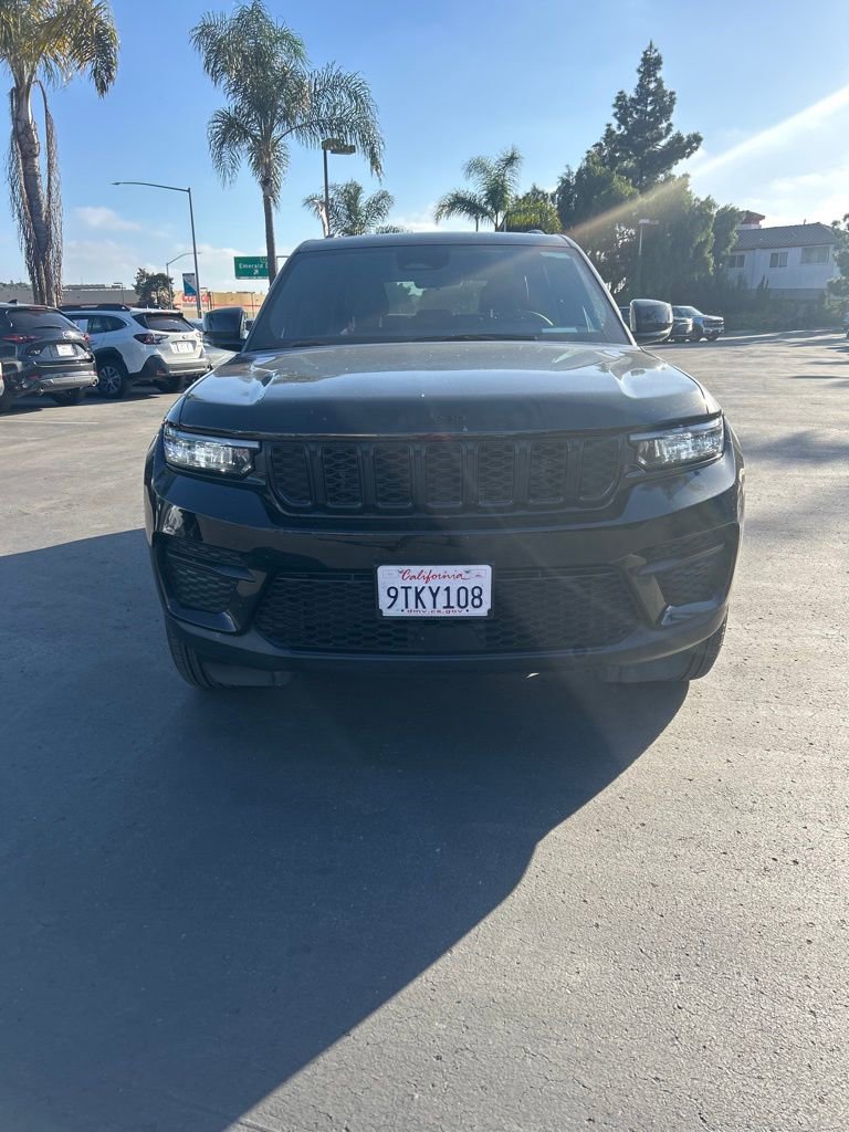 Used 2025 Jeep Grand Cherokee Altitude image 6