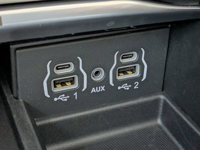 Used 2023 Chrysler Pacifica Limited FWD image 25