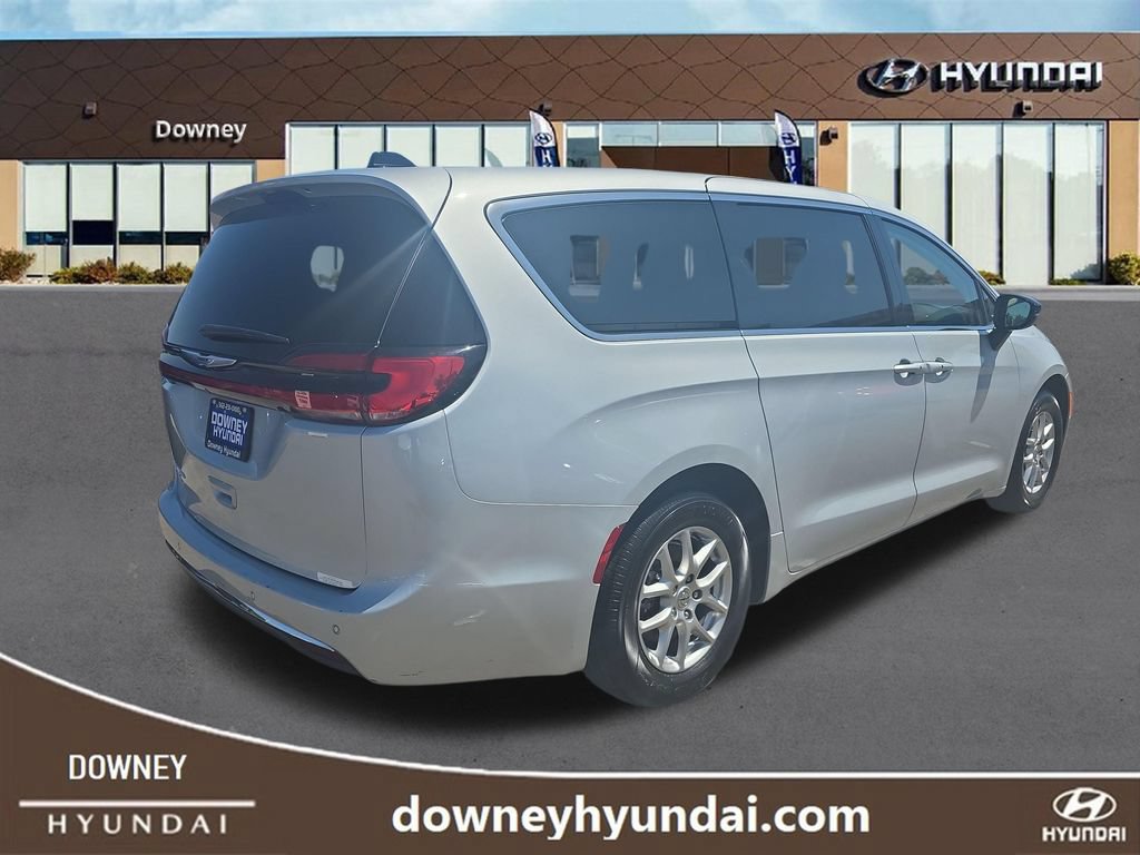Used 2024 Chrysler Pacifica Touring-L FWD image 5