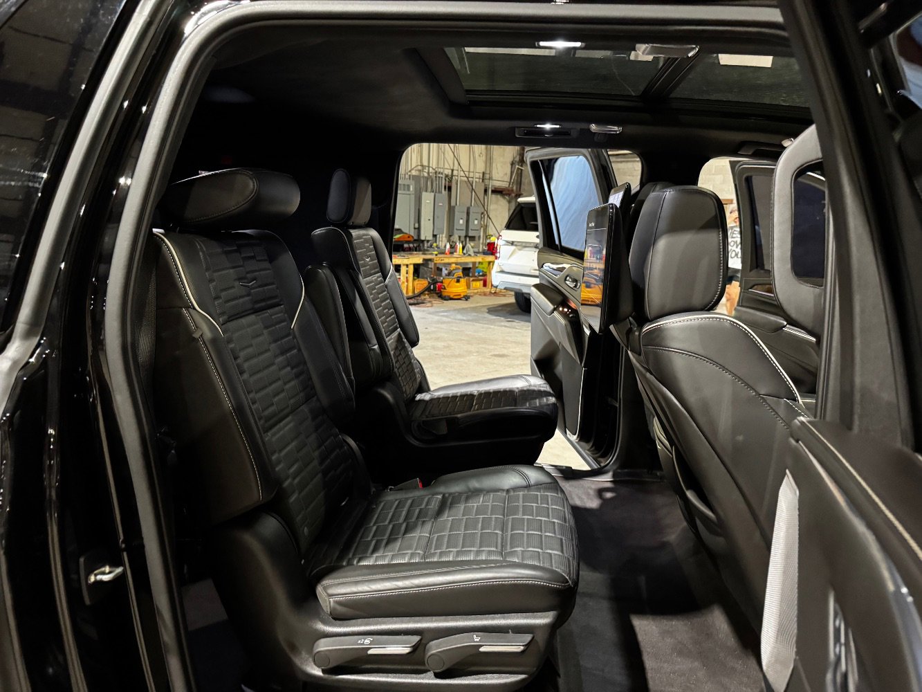 Used 2021 Cadillac Escalade ESV Sport Platinum w/ LPO, ONYX Package image 22