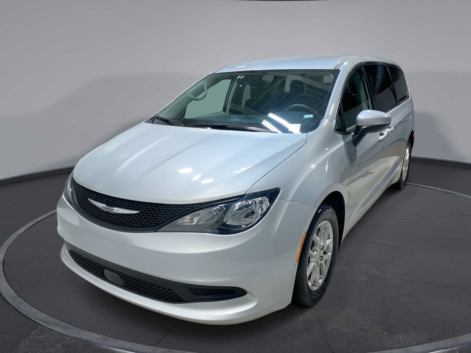 Used 2023 Chrysler Voyager LX FWD image 1