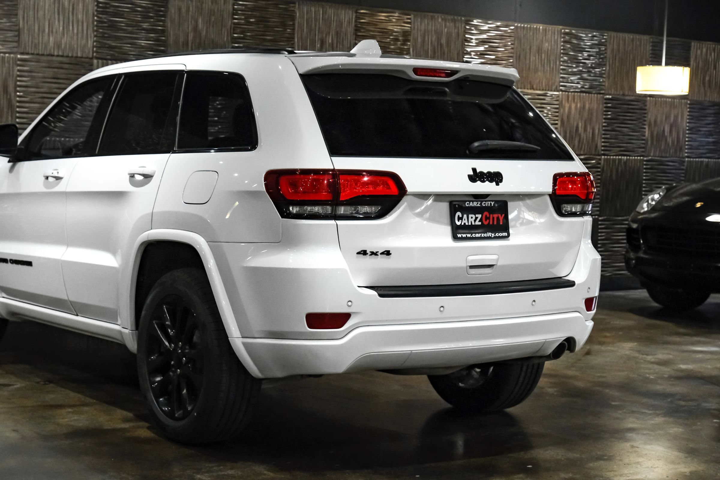 Used 2018 Jeep Grand Cherokee Altitude AWD/4WD image 13