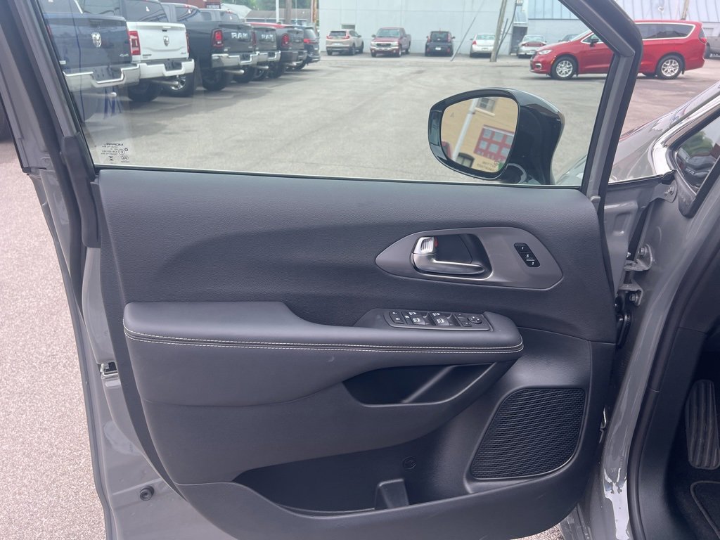 New 2025 Chrysler Pacifica Select image 12
