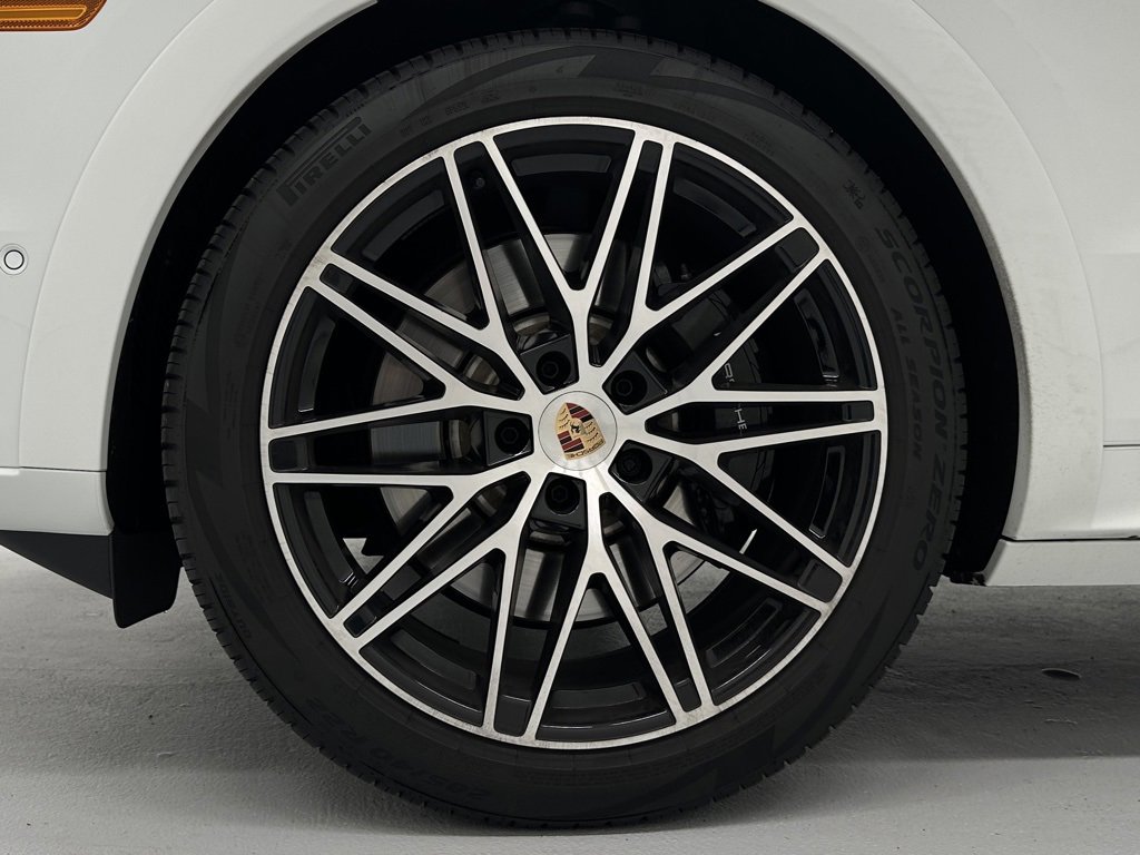 Used 2025 Porsche Cayenne GTS image 9