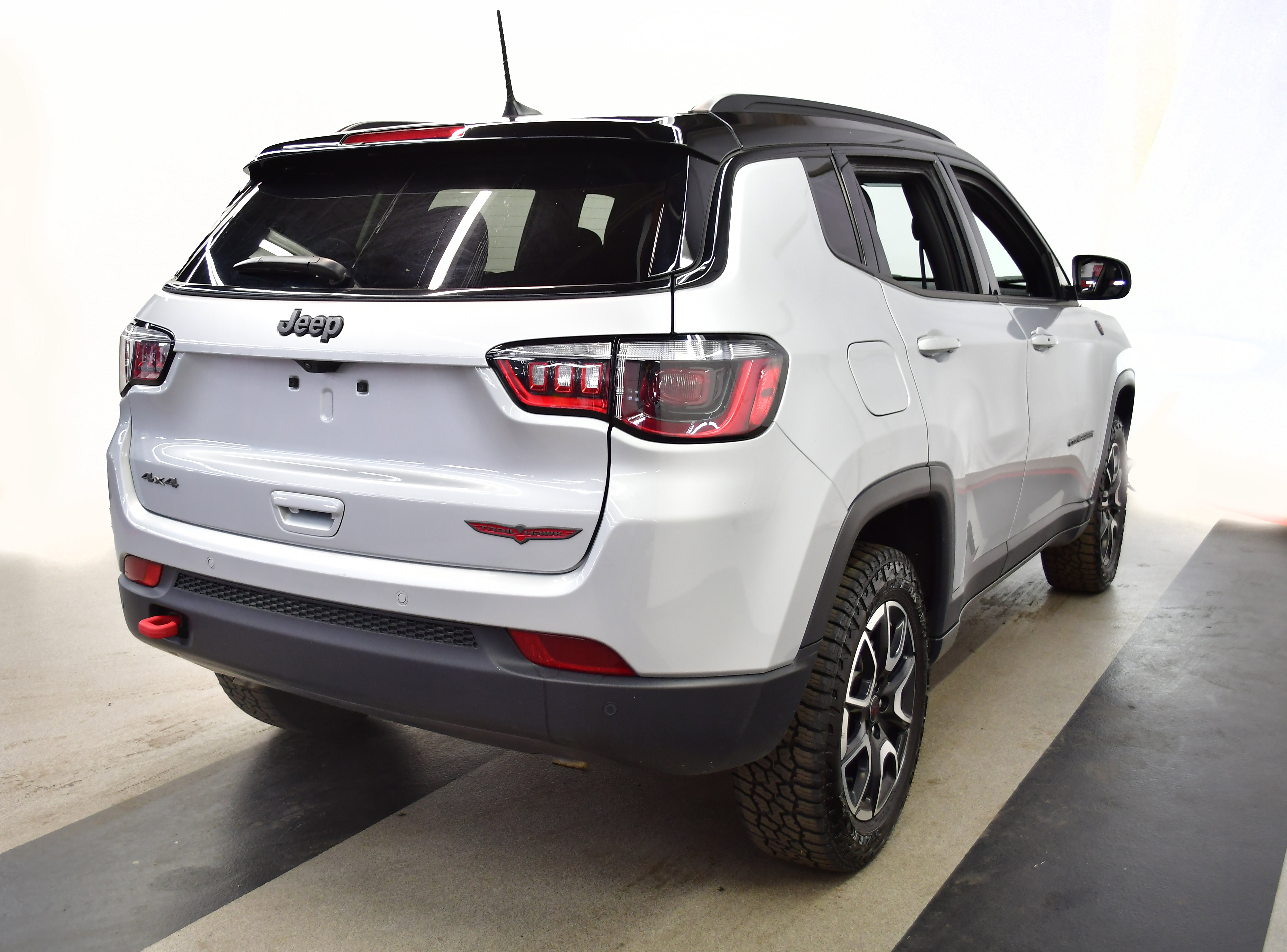 Used 2025 Jeep Compass Trailhawk AWD/4WD image 42