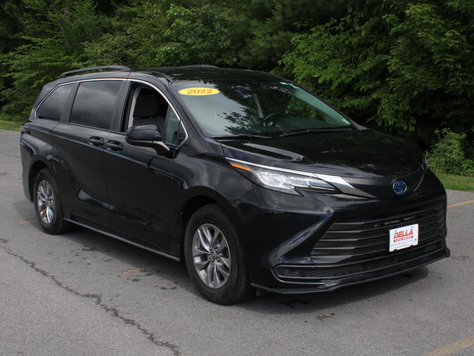 Used 2022 Toyota Sienna LE AWD/4WD image 3