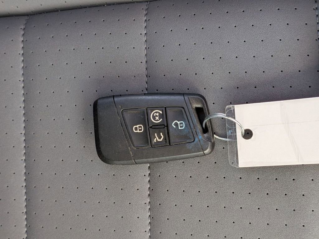 Used 2025 Volkswagen Jetta SE image 35