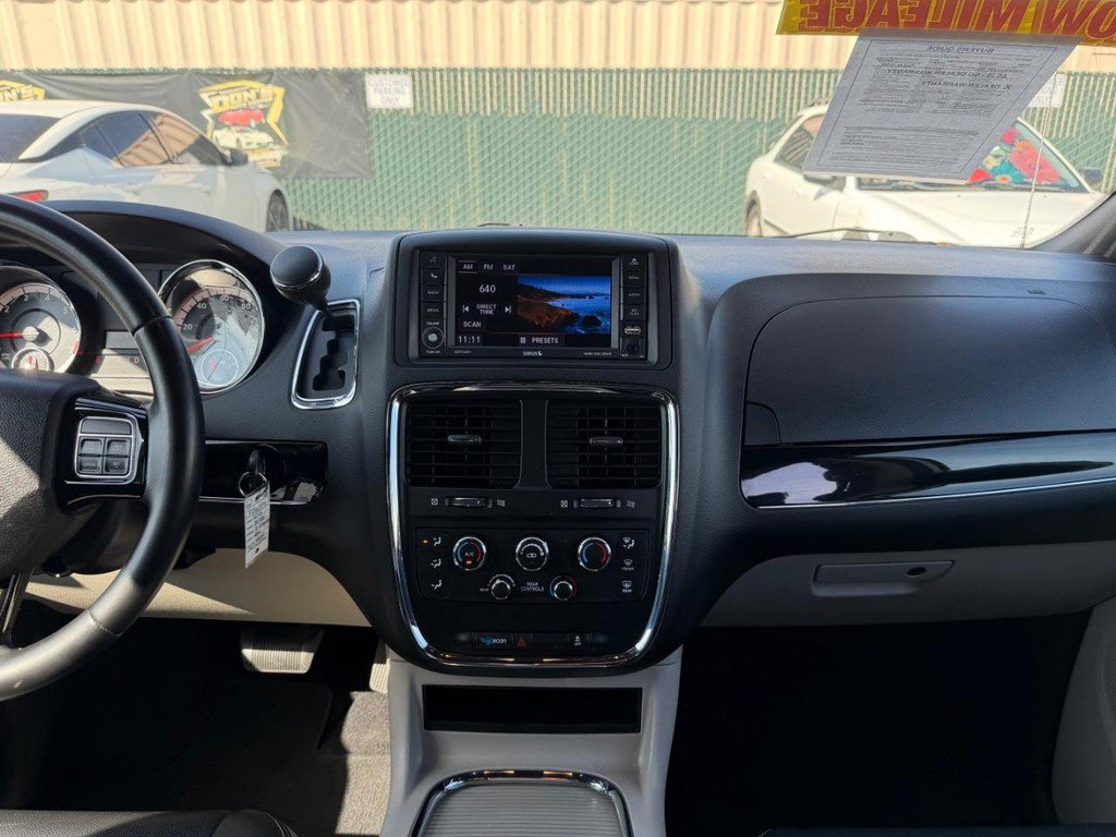 Used 2018 Dodge Grand Caravan SXT image 25