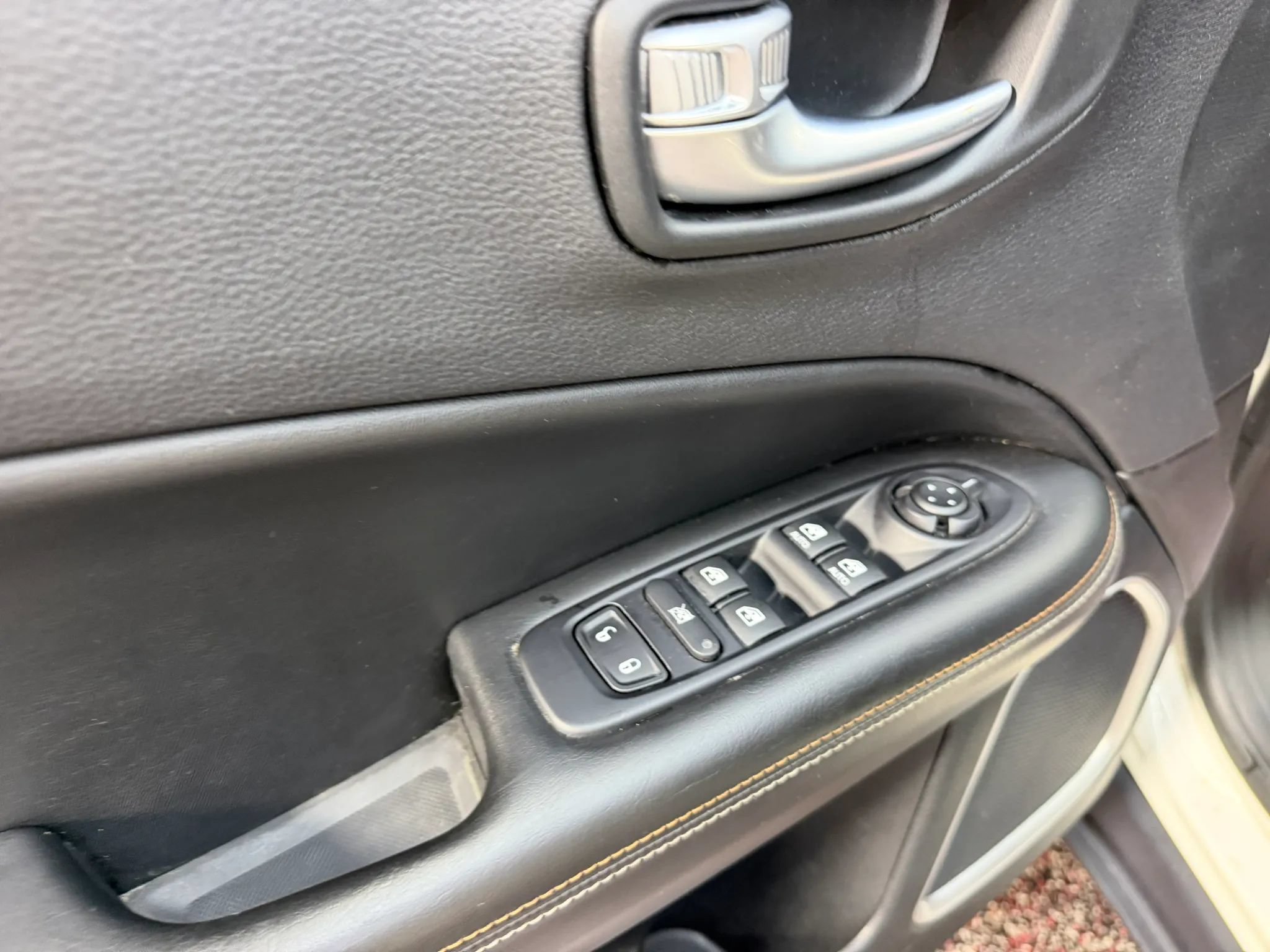 Used 2019 Jeep Compass Latitude w/ Cold Weather Group AWD/4WD image 12