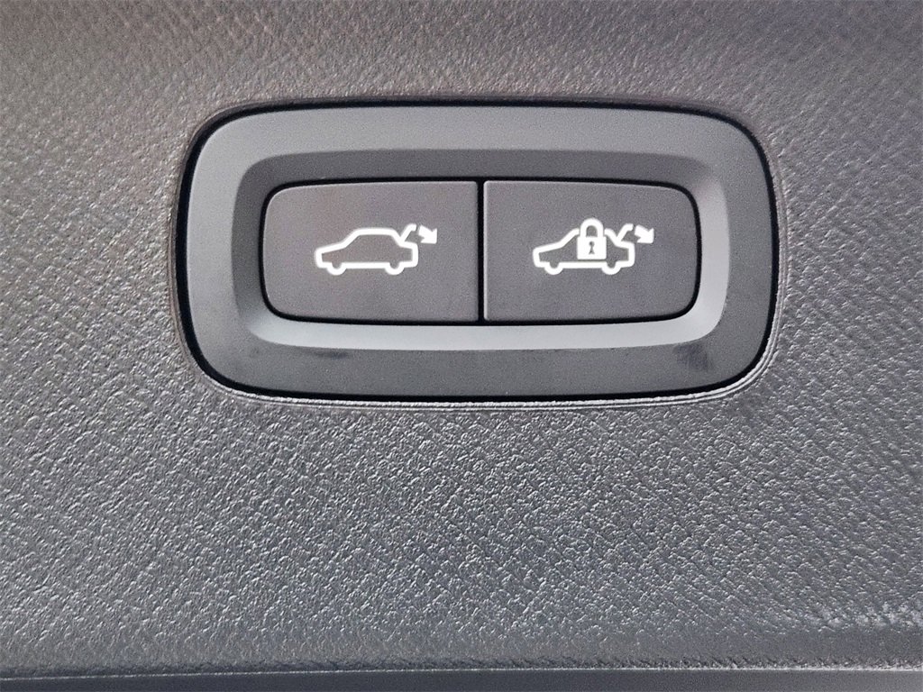 Used 2025 Volvo XC90 B6 Core w/ Protection Package Premier image 24