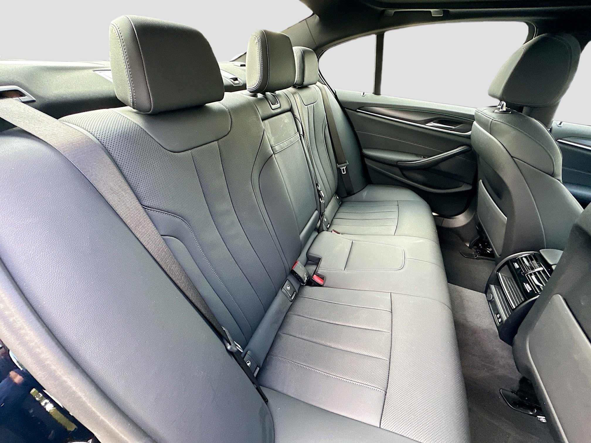 Used 2023 BMW 530e w/ M Sport Package image 31