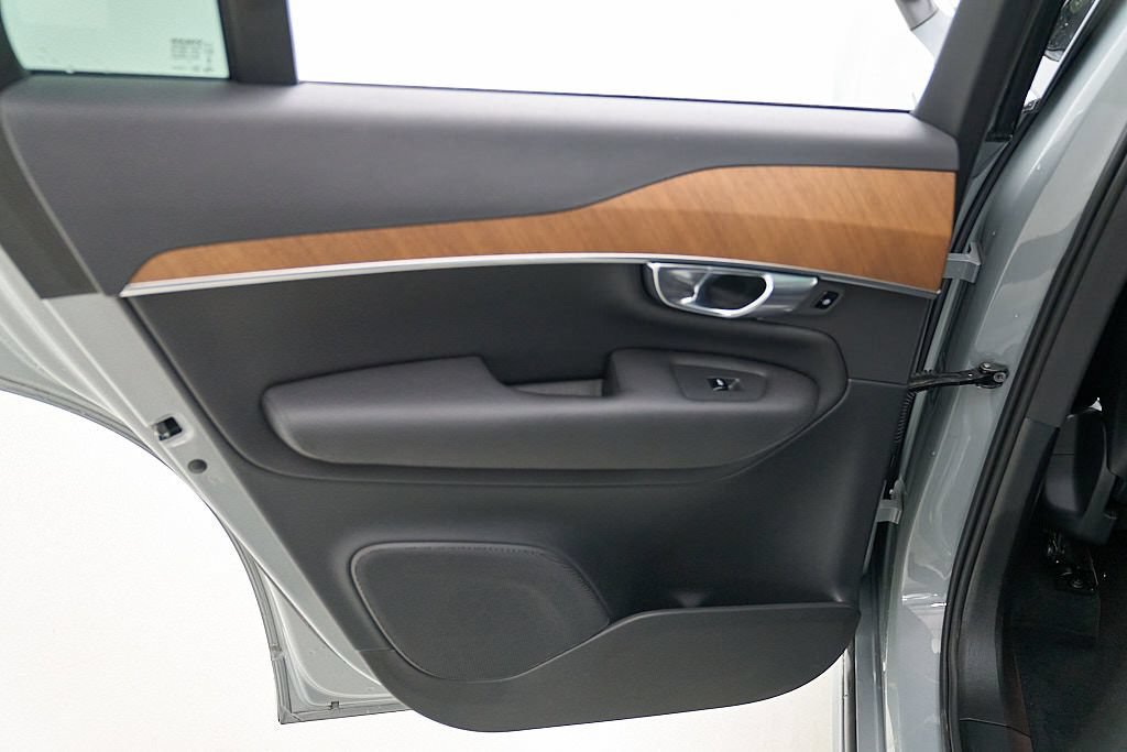 Certified 2025 Volvo XC90 B6 Plus AWD/4WD image 18