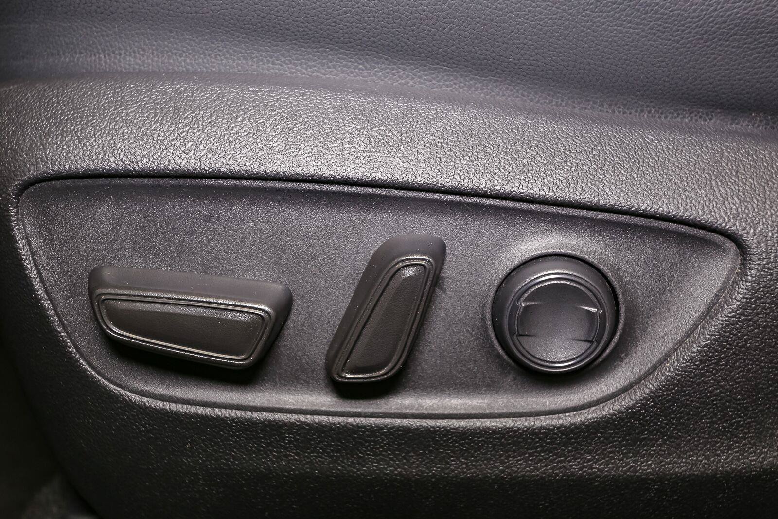 Used 2023 Toyota Highlander XLE AWD/4WD image 47