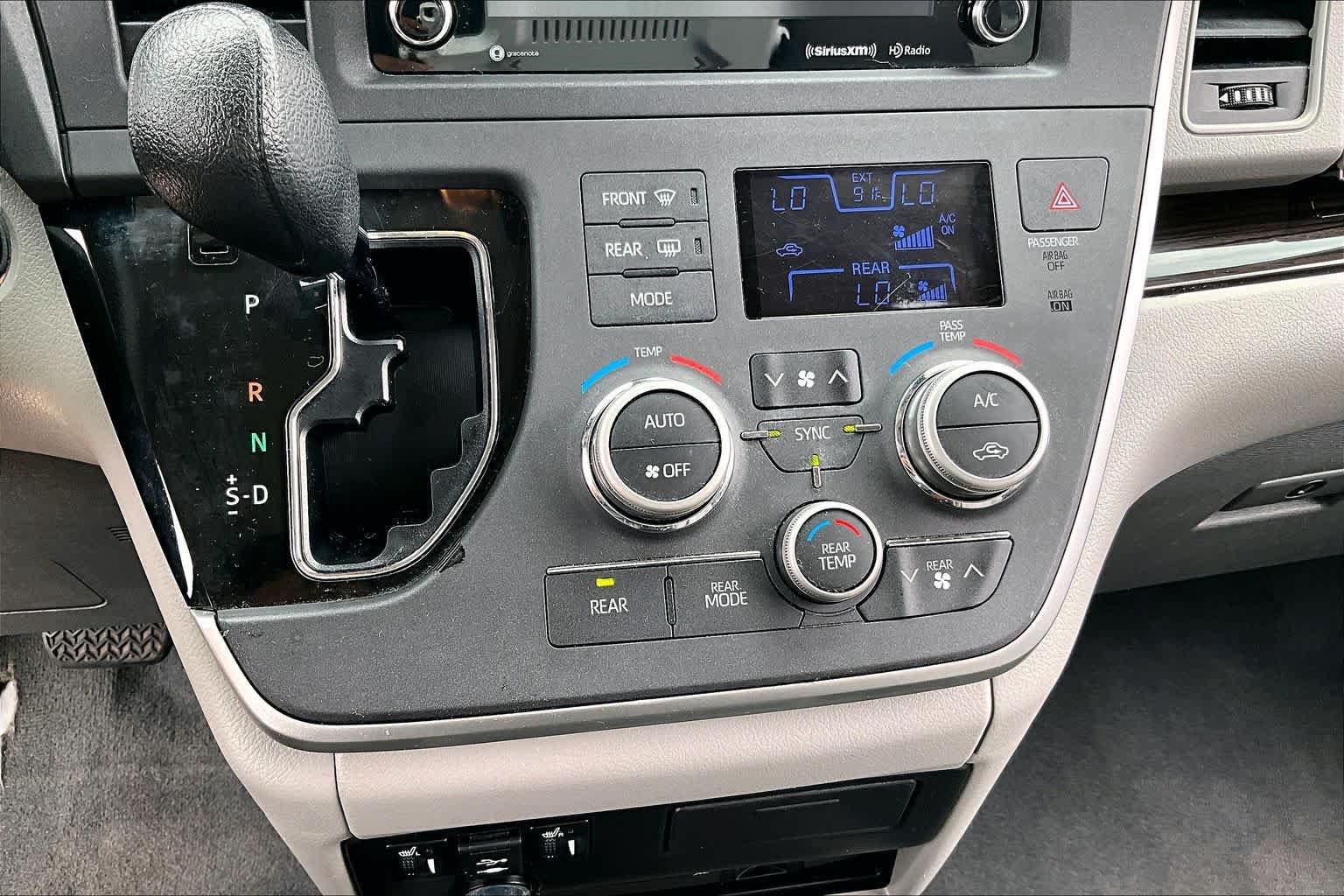 Used 2020 Toyota Sienna XLE Premium FWD image 33
