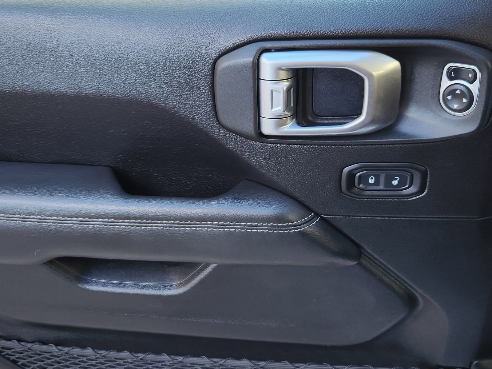 Used 2020 Jeep Gladiator Overland w/ Dual Top Group image 29