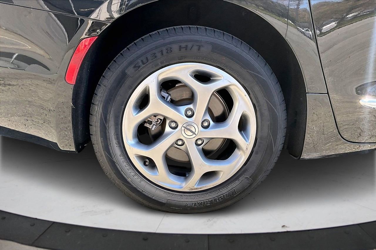 Used 2023 Chrysler Pacifica Limited image 39