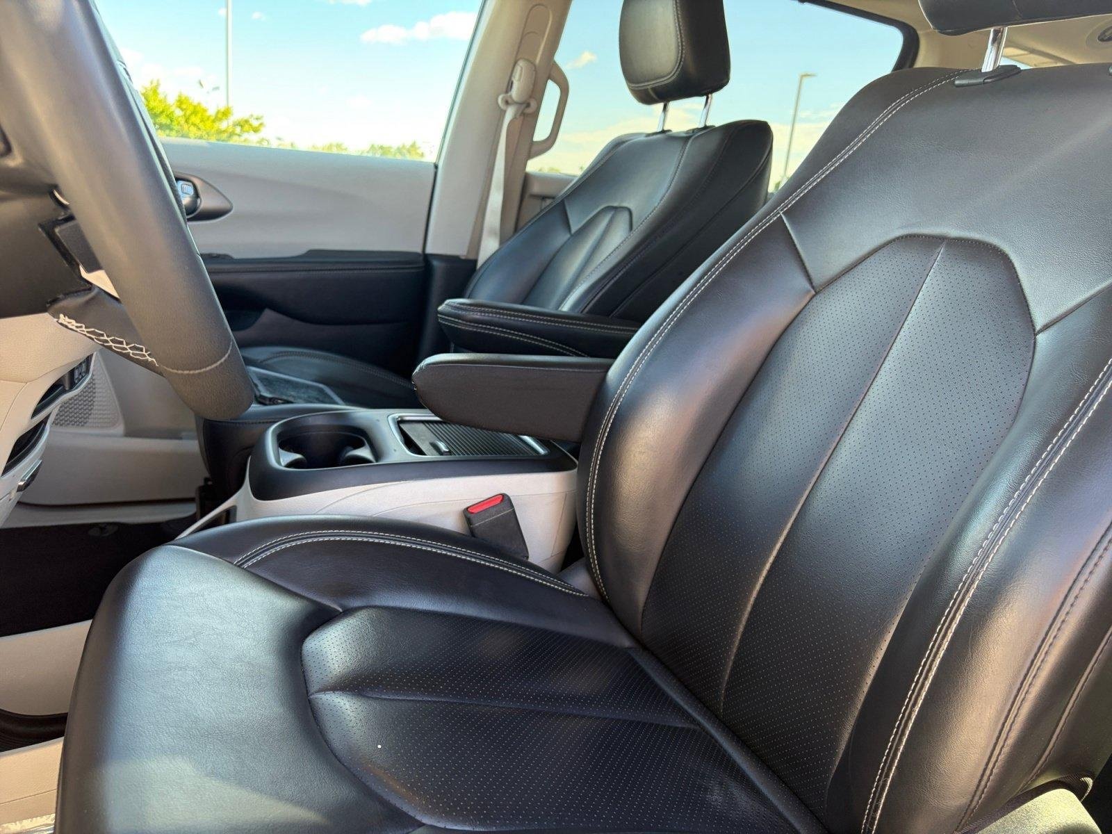 Used 2023 Chrysler Pacifica Touring-L FWD image 14