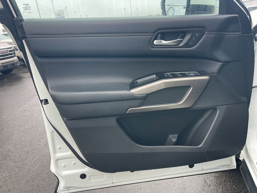 Used 2024 Nissan Pathfinder Platinum w/ Black Appearance Package image 32