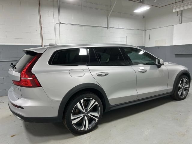 Used 2025 Volvo V60 B5 Cross Country Plus AWD/4WD image 3