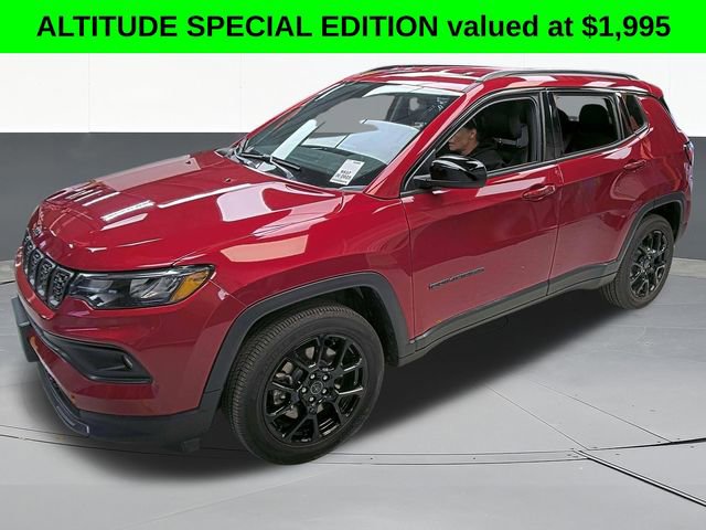 Used 2025 Jeep Compass Latitude w/ Altitude Special Edition image 2