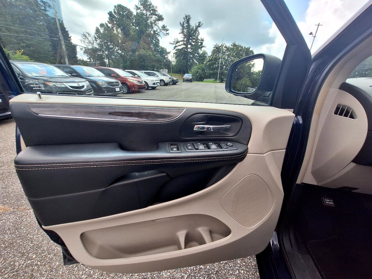 Used 2015 Chrysler Town & Country Touring-L w/ Driver Convenience Group image 18