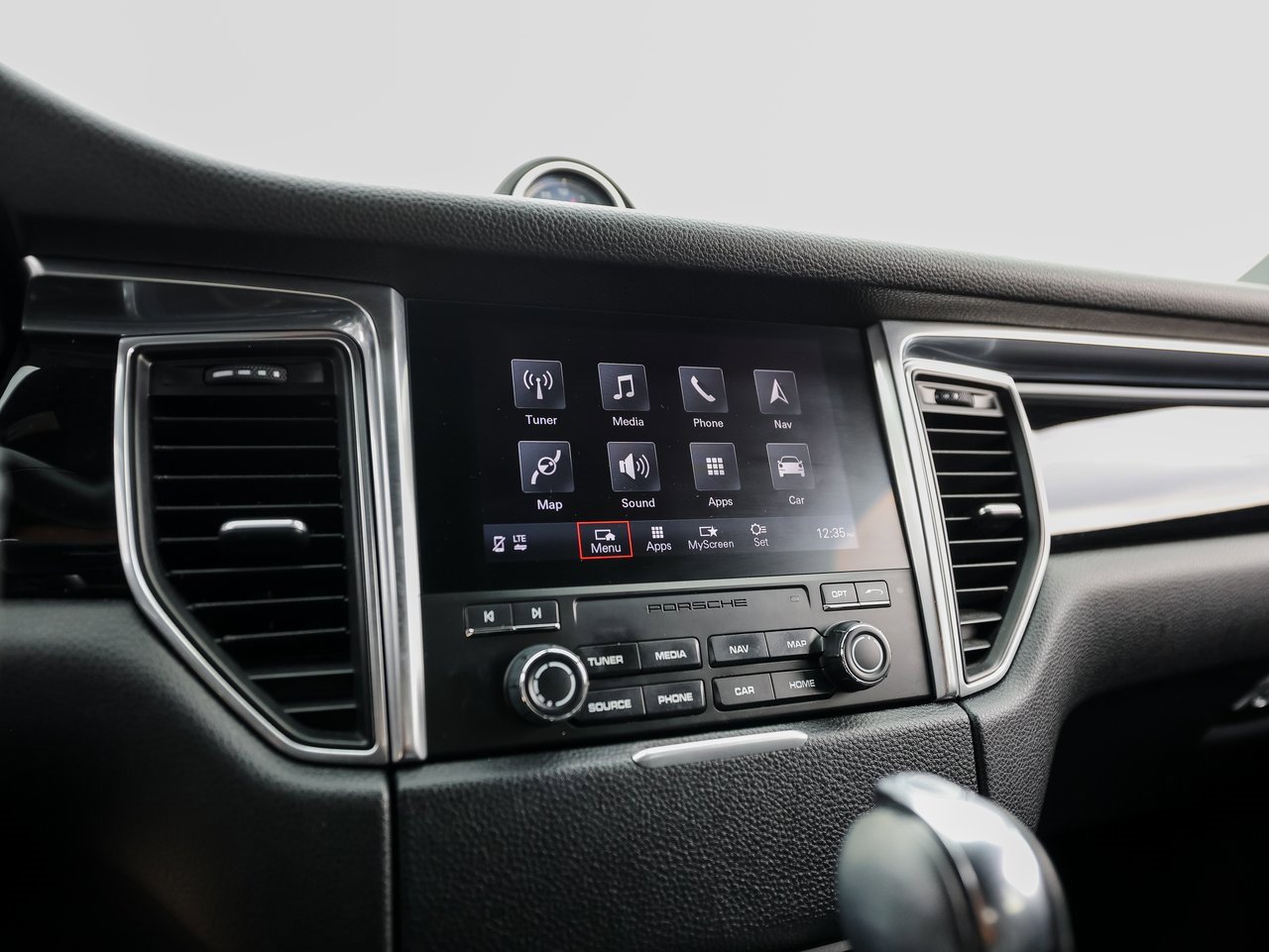 Certified 2018 Porsche Macan image 18