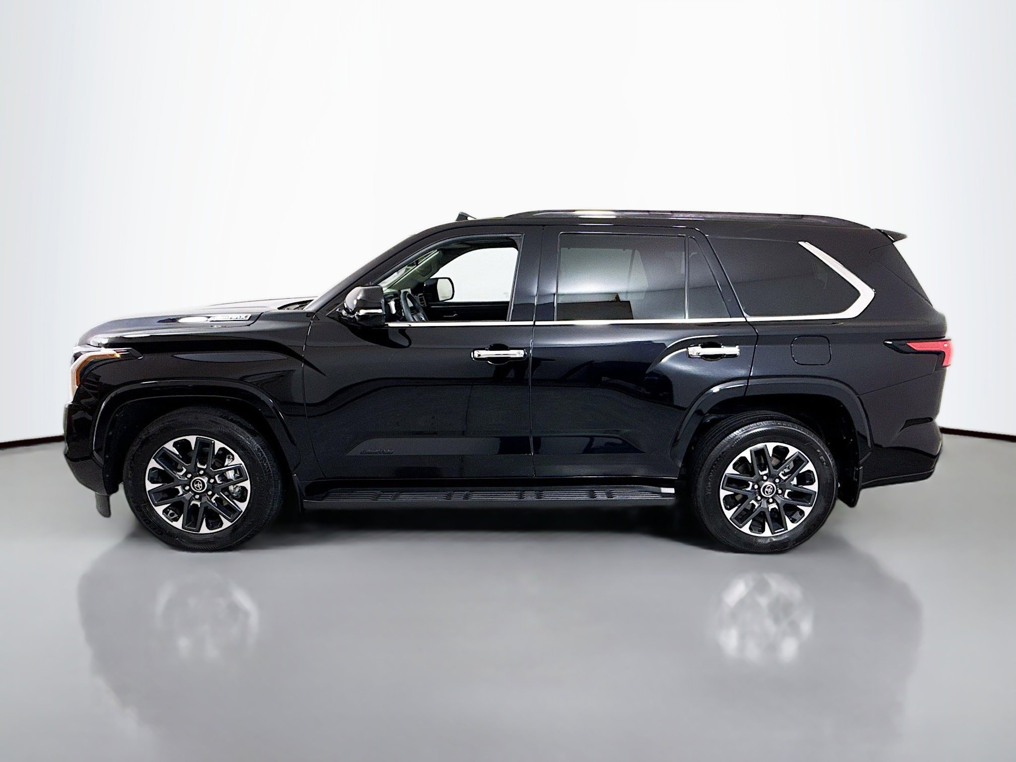 Used 2023 Toyota Sequoia Limited AWD/4WD image 4