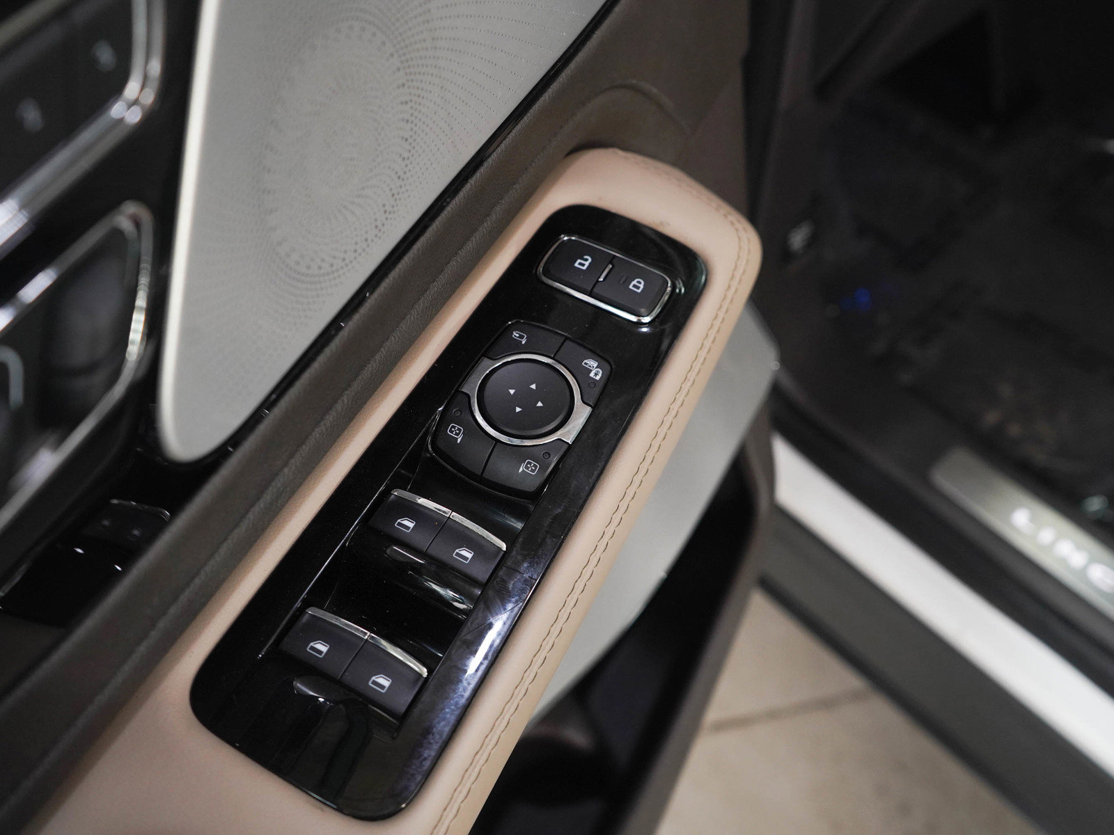 Used 2021 Lincoln Aviator Reserve w/ Equipment Group 202A image 23