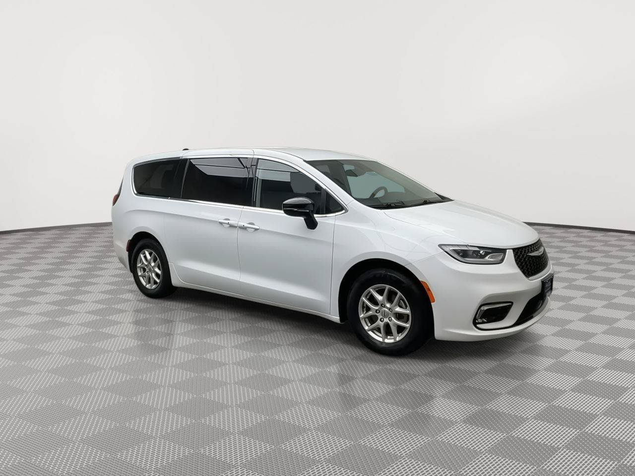 Used 2024 Chrysler Pacifica Touring-L FWD image 39