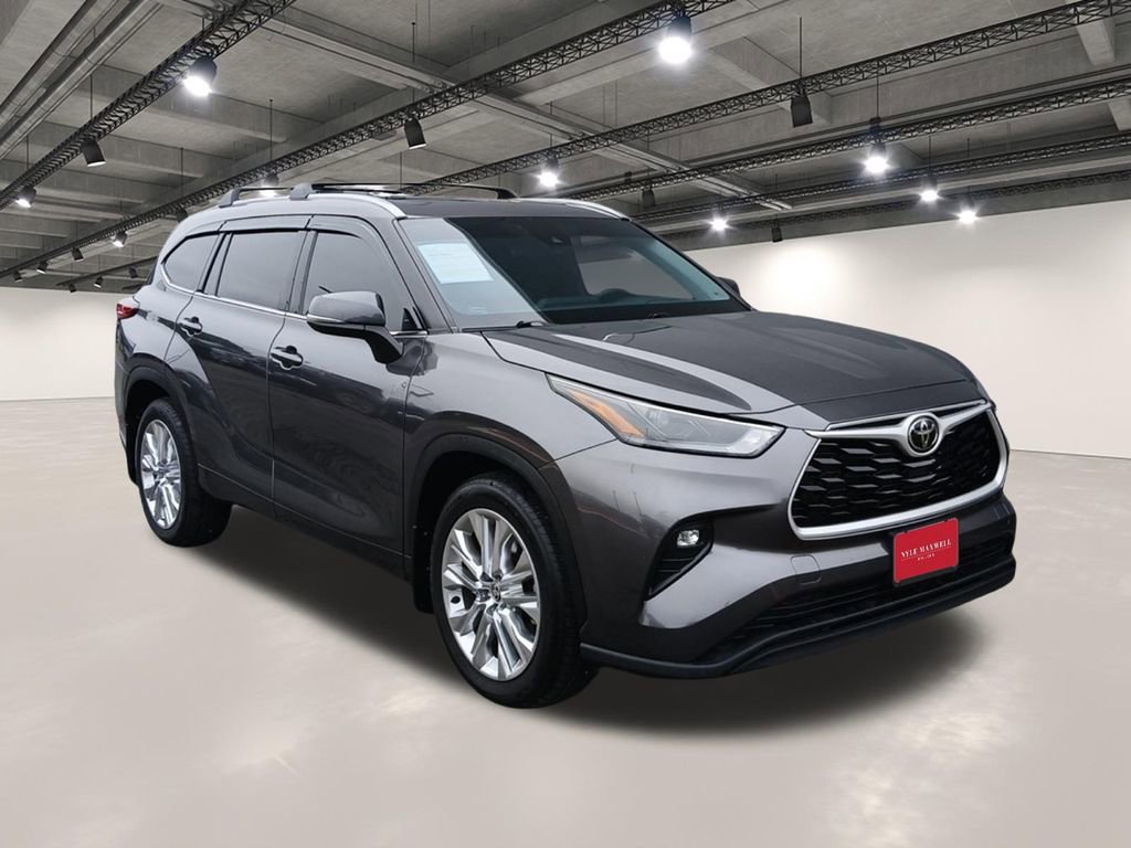 Used 2022 Toyota Highlander XLE FWD image 2