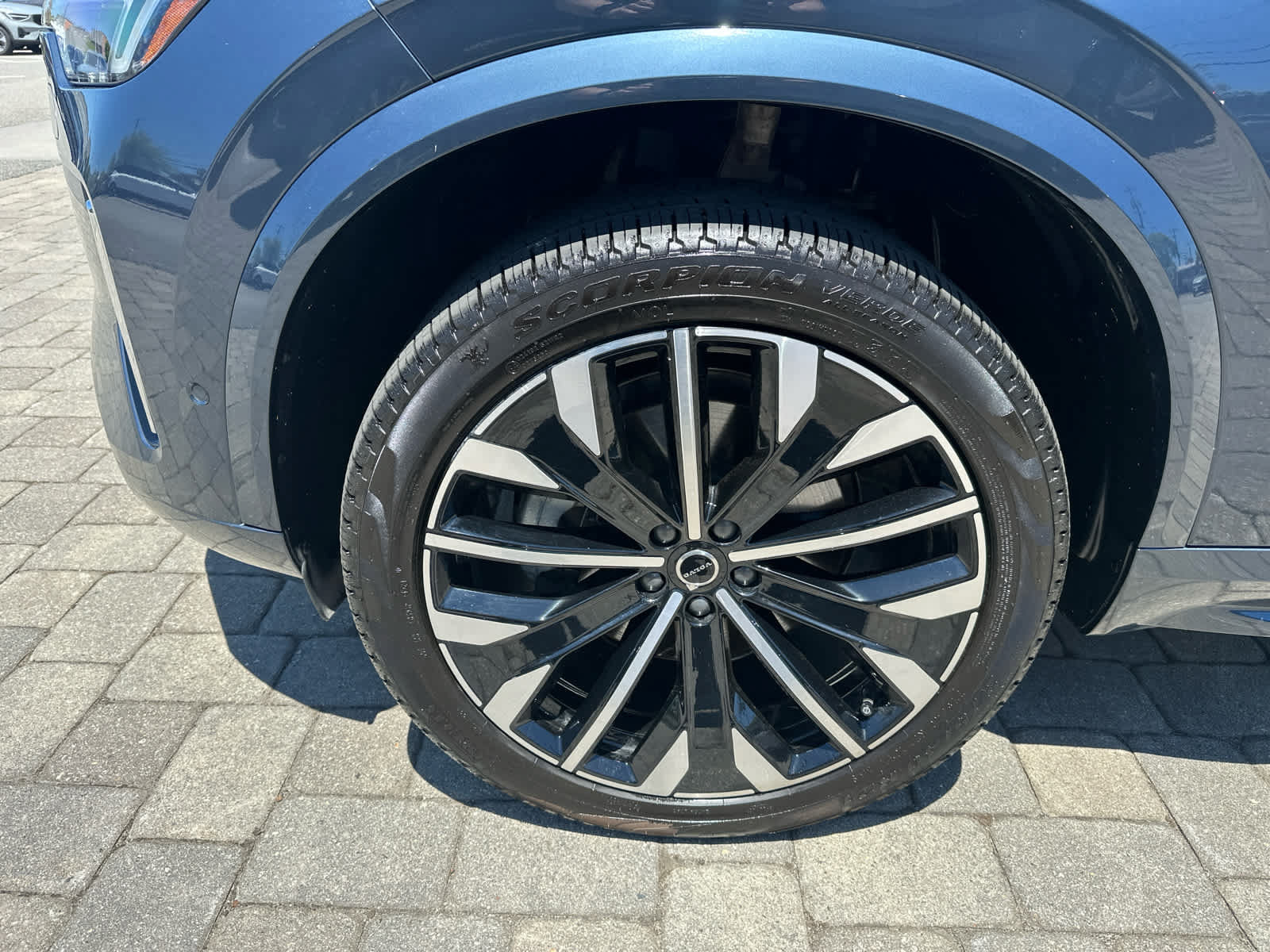 Used 2025 Volvo XC90 B6 Ultra w/ Protection Package AWD/4WD image 3