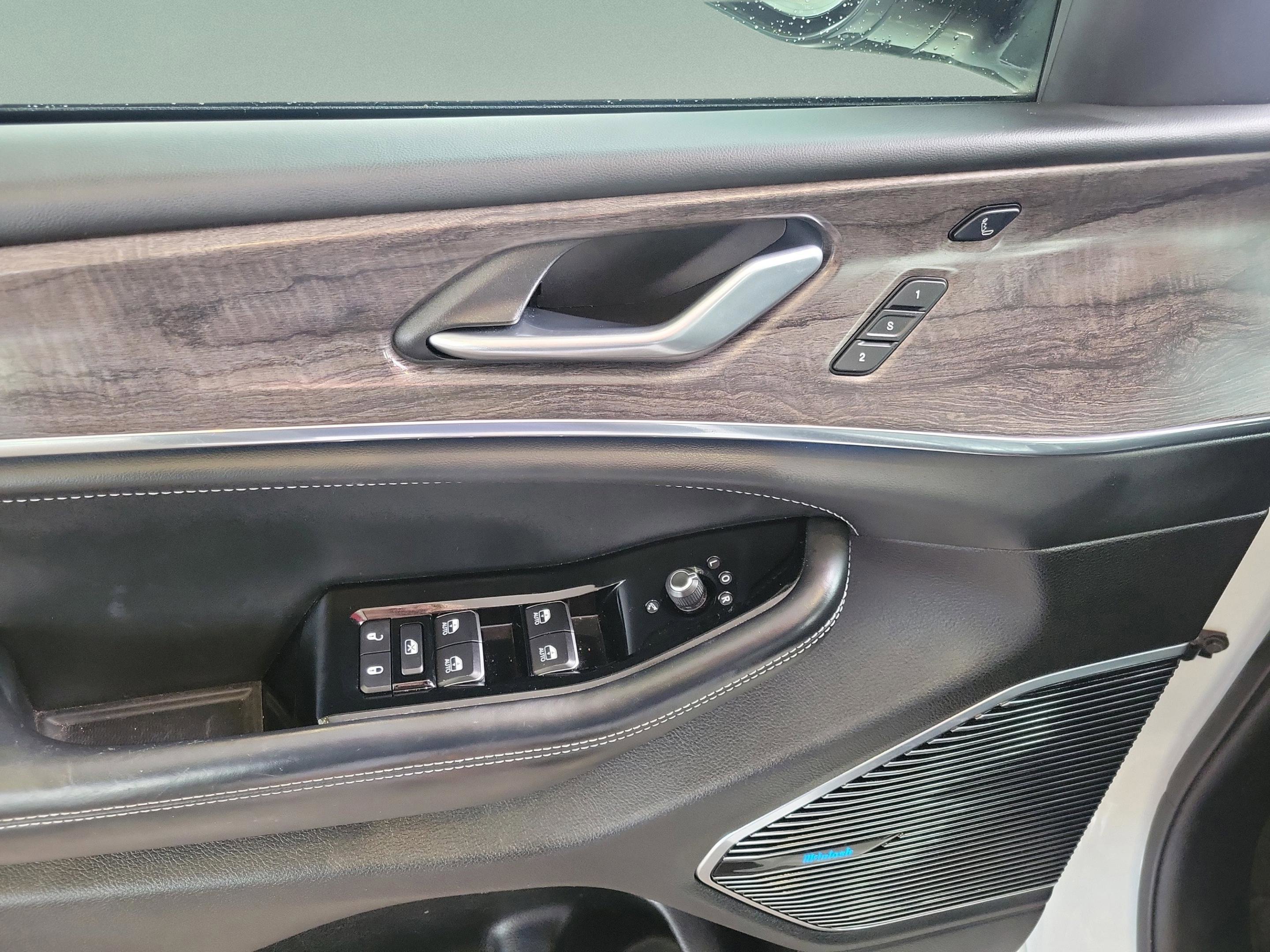 Used 2022 Jeep Grand Cherokee Overland w/ Luxury Tech Group IV image 31