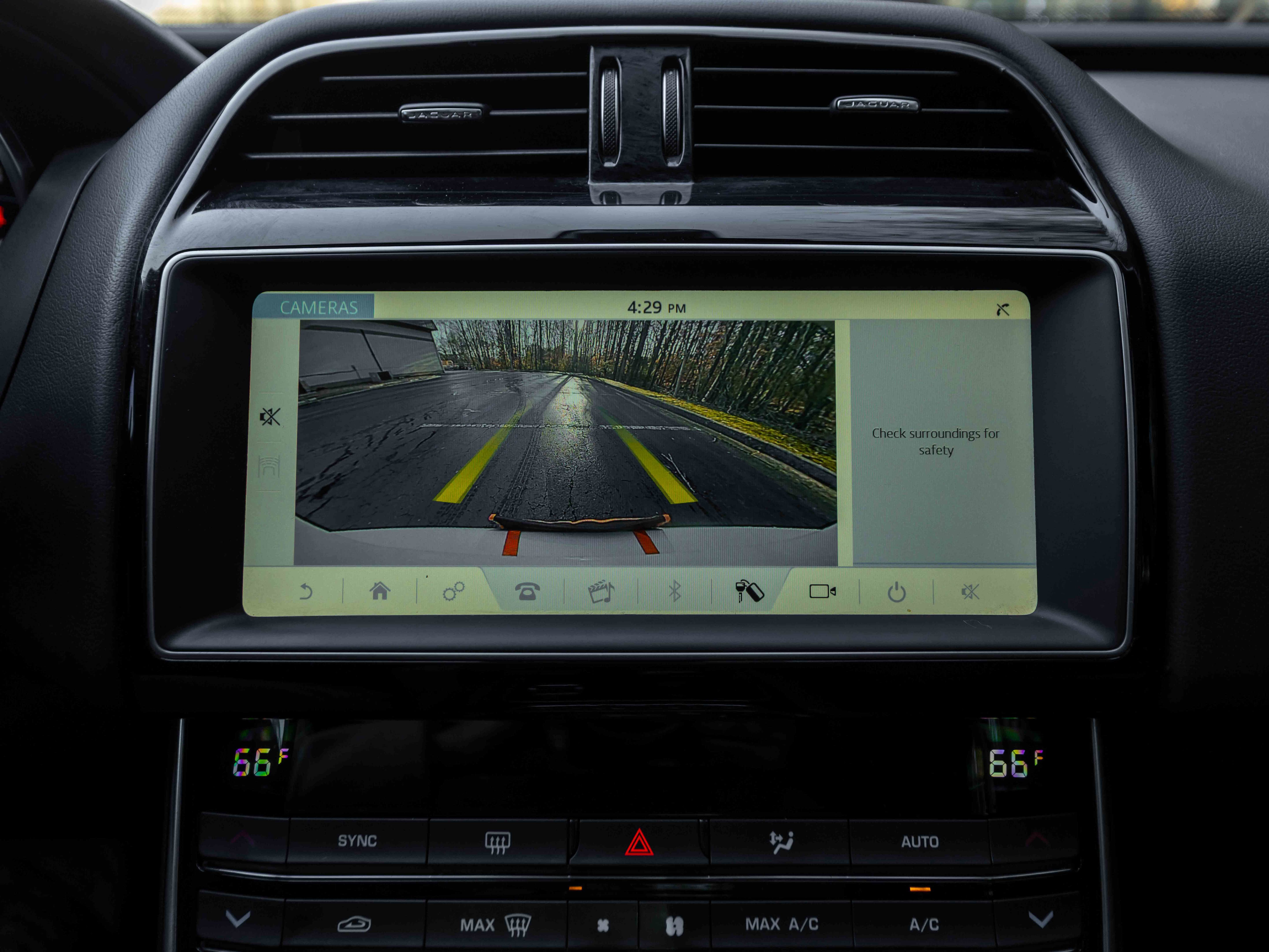 Used 2019 Jaguar XE Premium image 11