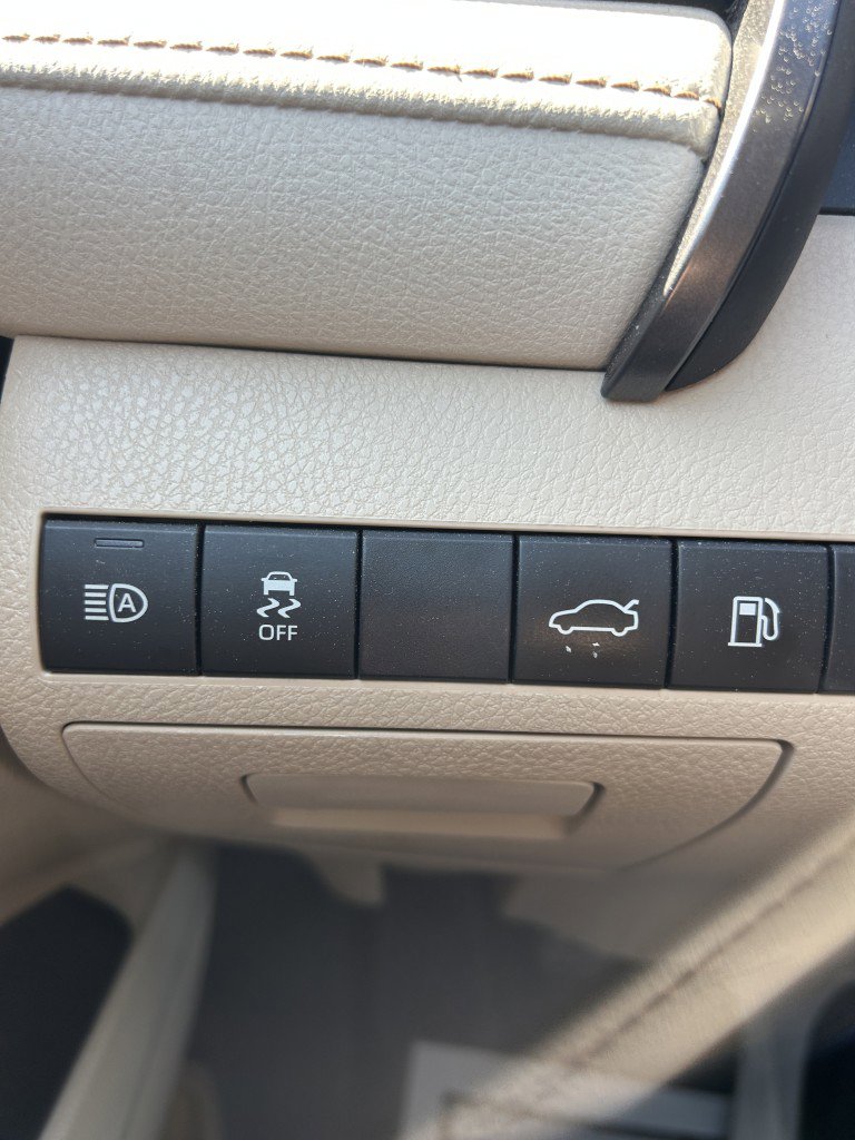 Used 2018 Toyota Camry LE FWD image 17