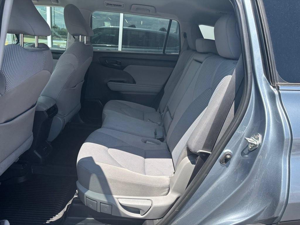 Used 2020 Toyota Highlander LE AWD/4WD image 14