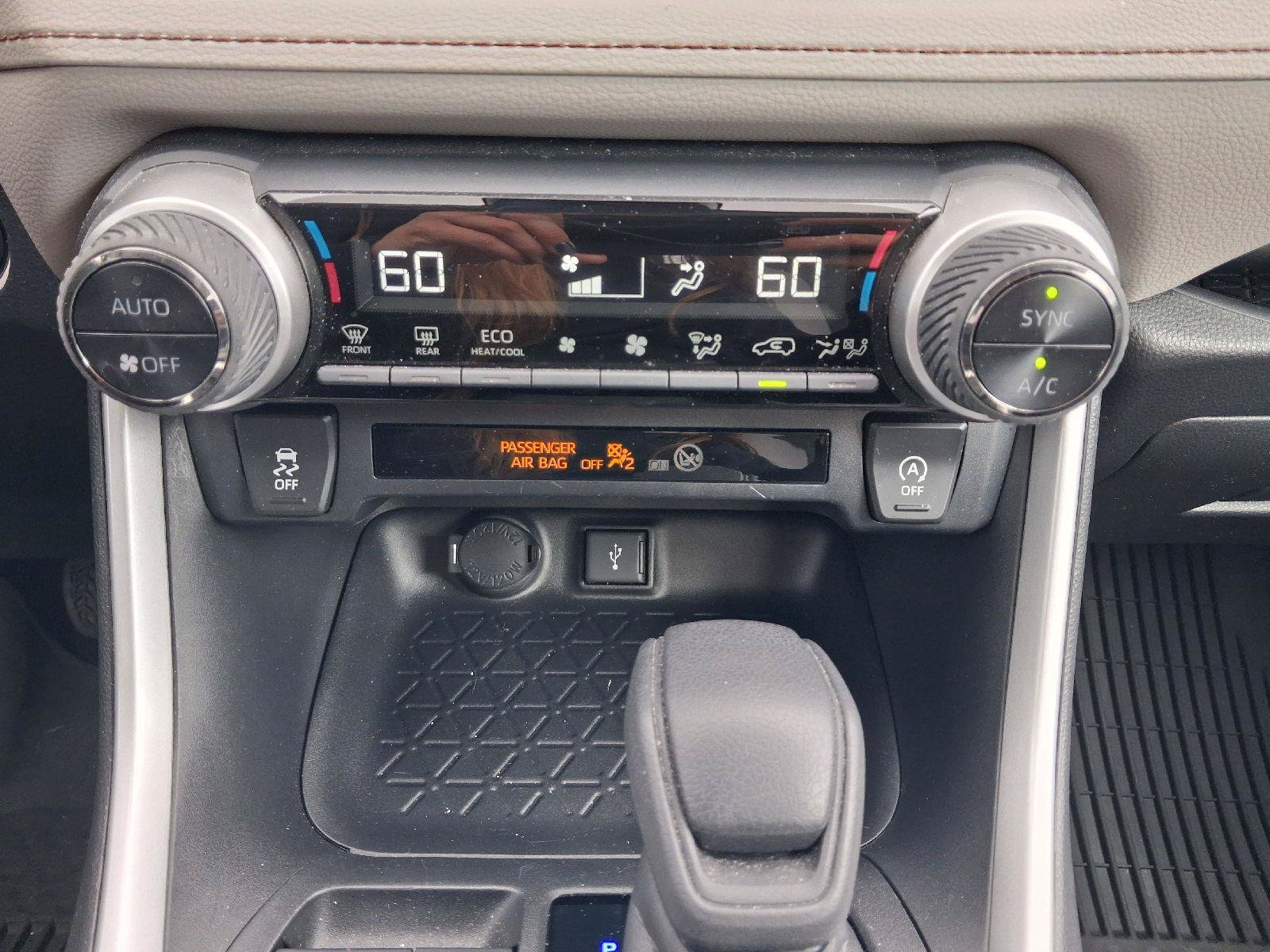 Used 2020 Toyota RAV4 XLE w/ Convenience Package FWD image 33