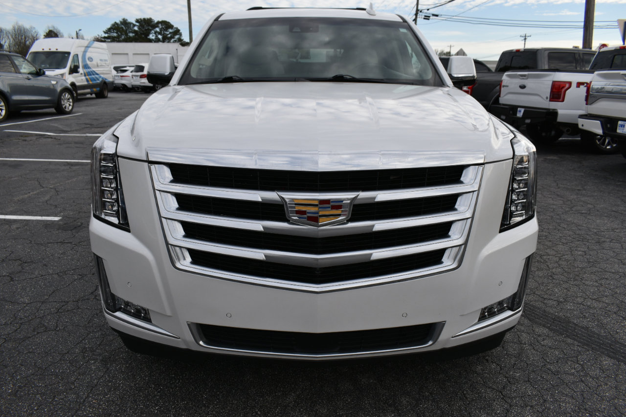 Used 2020 Cadillac Escalade ESV Premium Luxury image 3