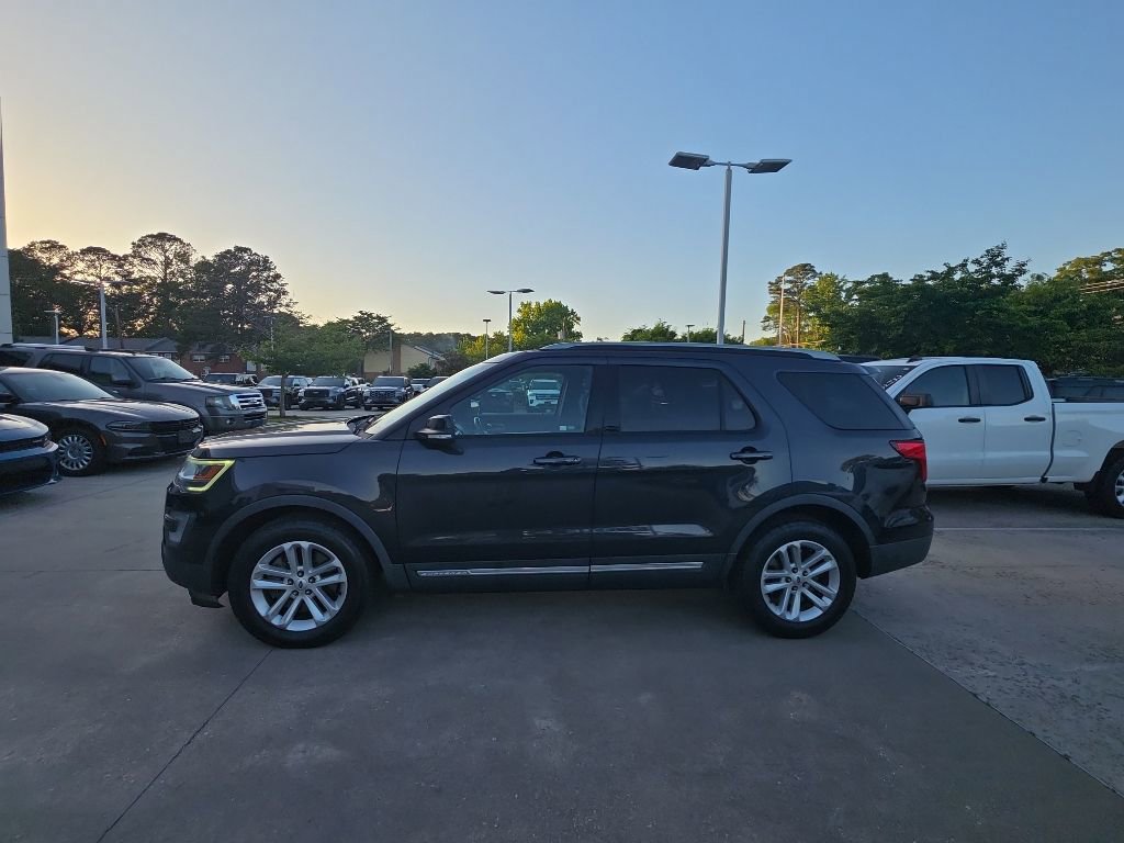 Used 2017 Ford Explorer XLT FWD image 8