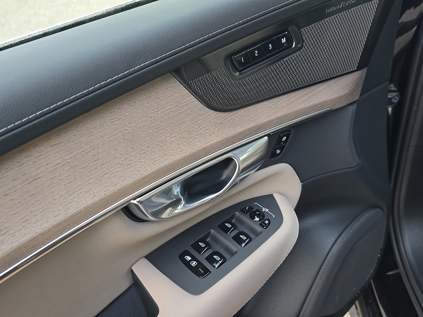 New 2026 Volvo XC90 T8 Plus w/ Protection Package image 10