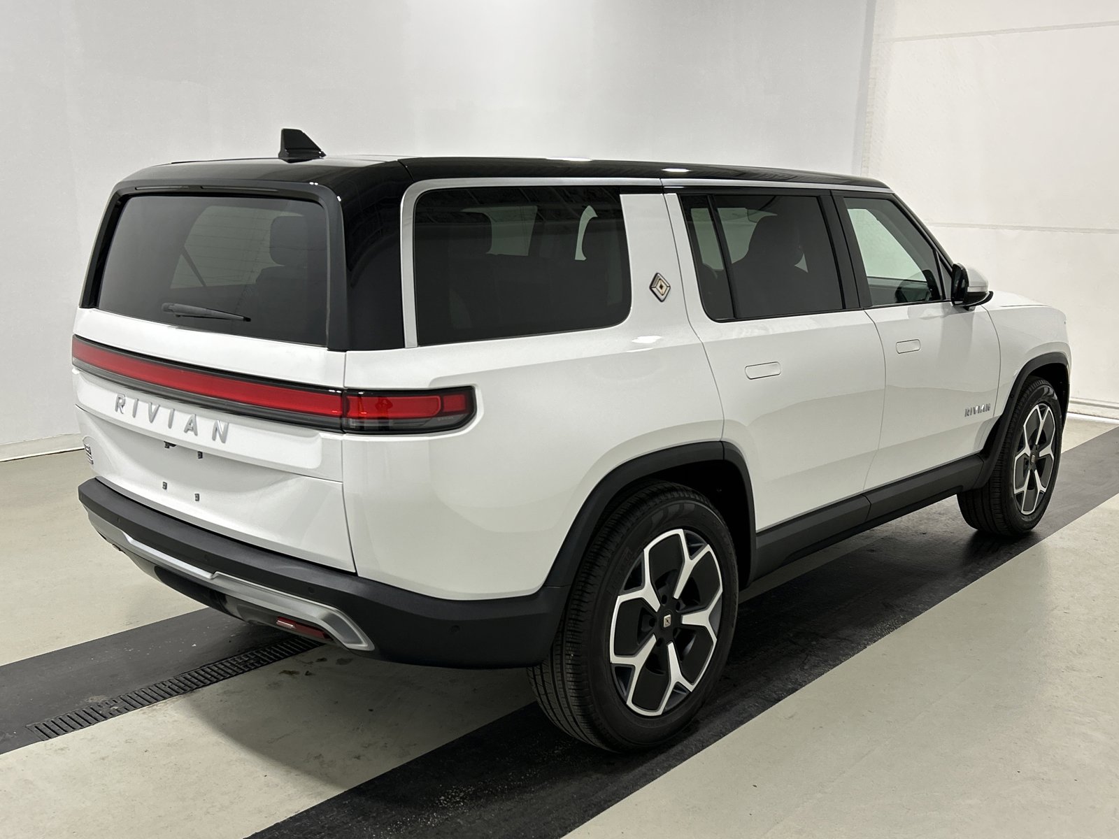 Used 2024 Rivian R1S Adventure AWD/4WD image 5