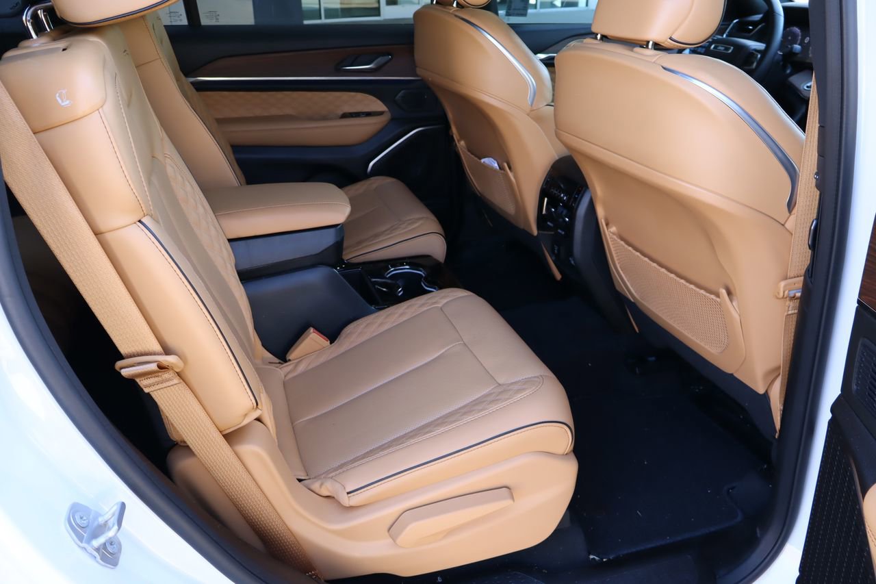 Used 2024 Jeep Grand Cherokee L Summit AWD/4WD image 18