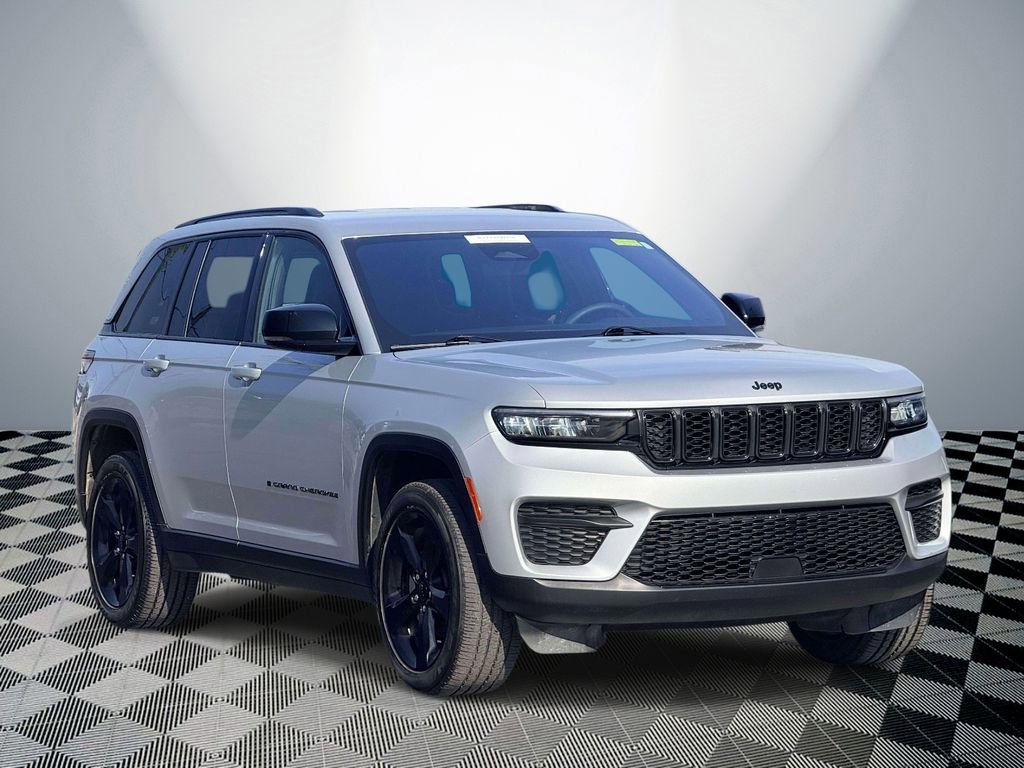 Used 2024 Jeep Grand Cherokee Altitude AWD/4WD image 4