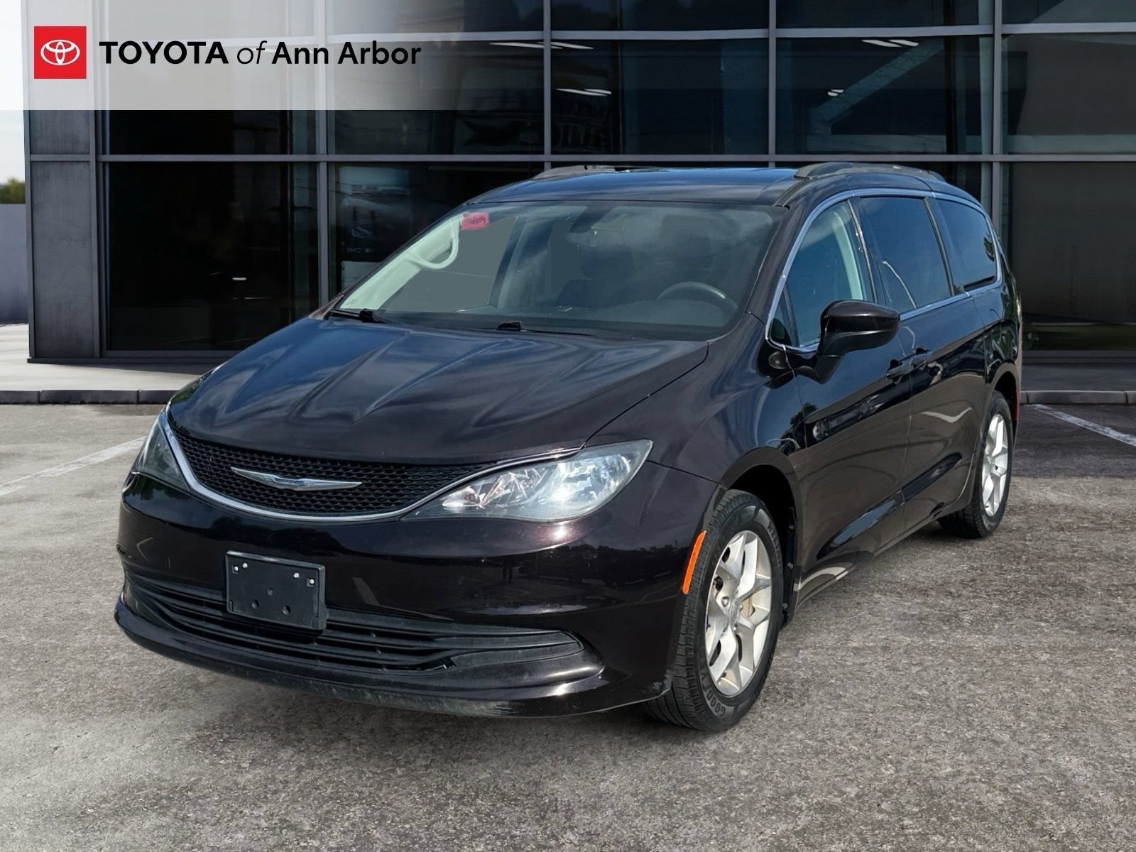 Used 2018 Chrysler Pacifica Touring w/ Tire & Wheel Group FWD image 7
