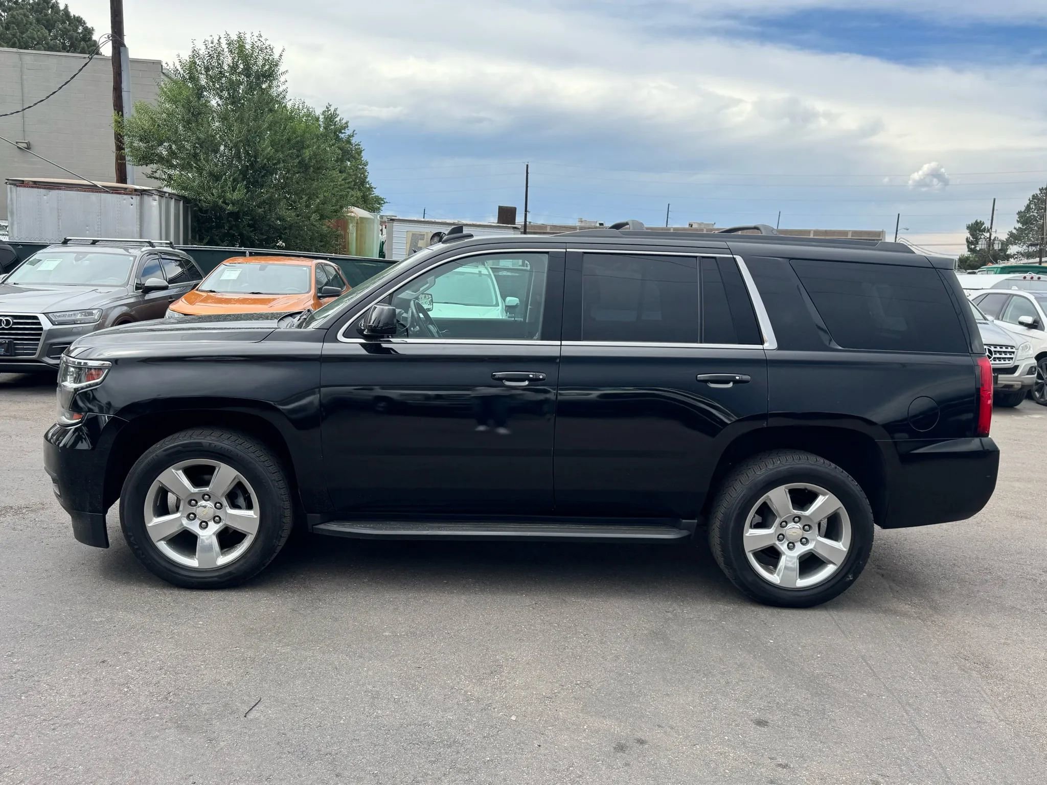 Used 2019 Chevrolet Tahoe LT w/ Luxury Package AWD/4WD image 3