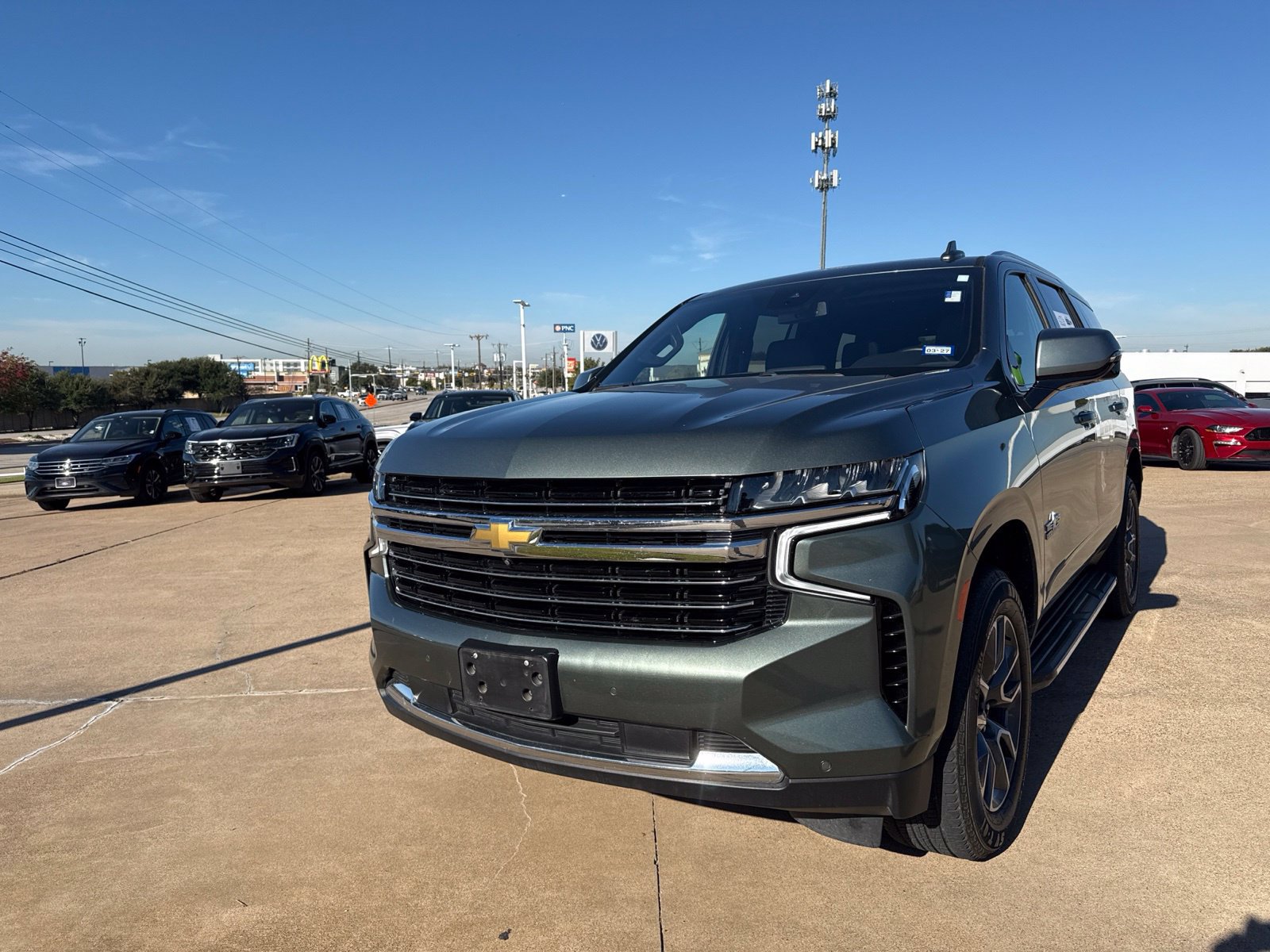 Used 2023 Chevrolet Tahoe LT w/ Luxury Package AWD/4WD image 3