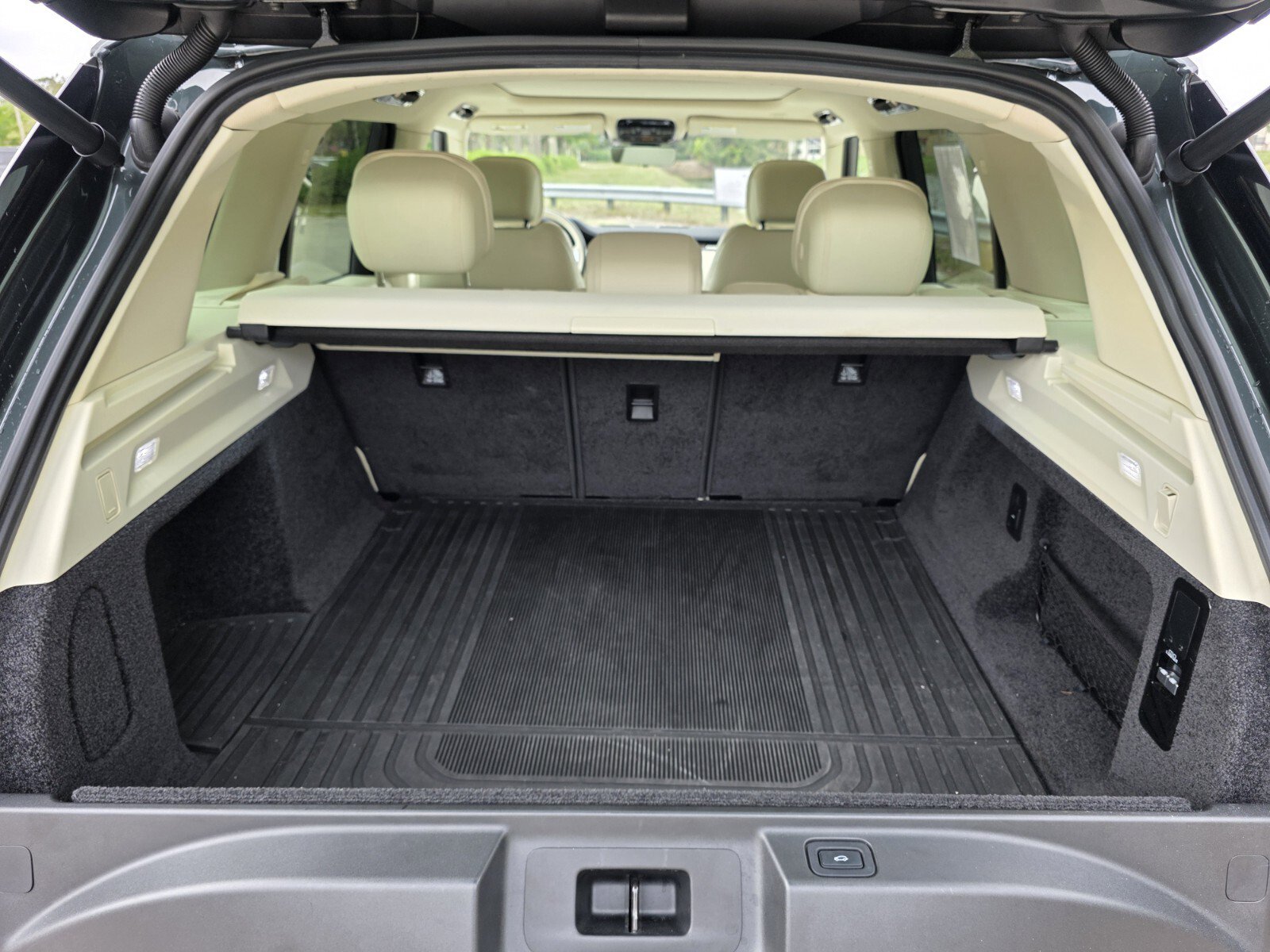 Certified 2023 Land Rover Range Rover SE image 17